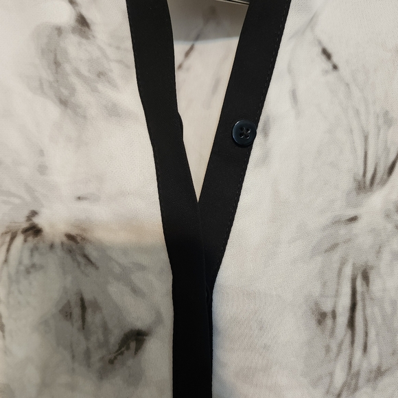 VERA WANG Simply Vera Petite Medium Floral Blouse Minamilist Bloom Color Block - Picture 5 of 10